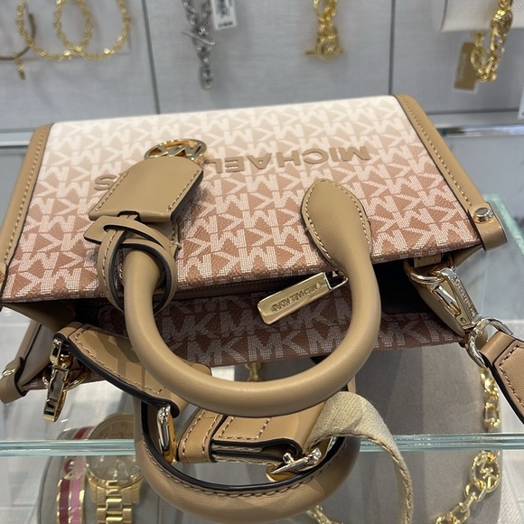 Michael Kors Mirella Extra-Small Ombré Logo Crossbody XBODY Shopper
Camel 
NWT - Picture 13 of 16